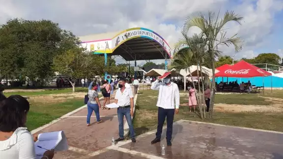 En el domo deportivo se permitió la entrada de todas las personas que llegaron En el domo deportivo se permitió la entrada de todas las personas que llegaron
