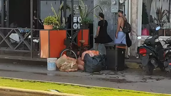 Pese a que dio mal aspecto a la zona, los empleados del establecimiento en Cozumel no removieron las bolsas de basura