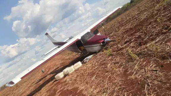 Recientemente descendió una avioneta Cessna, presuntamente perteneciente al crimen y región donde se han dado trasiegos de cocaína. Recientemente descendió una avioneta Cessna, presuntamente perteneciente al crimen y región donde se han dado trasiegos de cocaína.