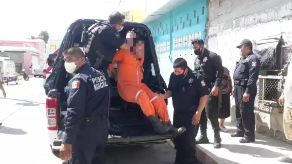 La policía municipal llegó hasta el domicilio para detenerte al hijo. Foto: José Pacheco La policía municipal llegó hasta el domicilio para detenerte al hijo. Foto: José Pacheco