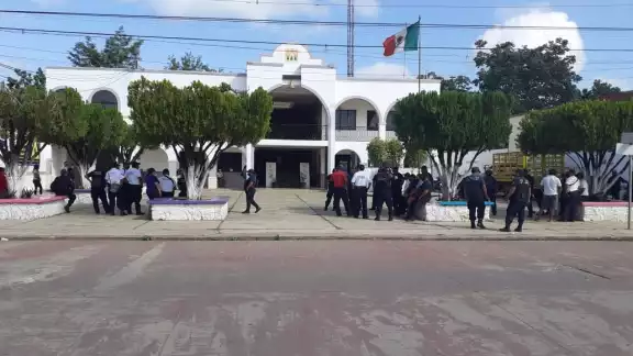Policías esperaban a la presidenta municipal Dulce Lorena Batun Itzá y al secretario de la comuna Policías esperaban a la presidenta municipal Dulce Lorena Batun Itzá y al secretario de la comuna