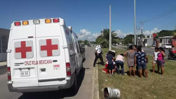 La adolescente resultó con golpes en las piernas, por lo que fue atendida en el lugar por paramédicos de la Cruz Roja Mexicana La adolescente resultó con golpes en las piernas, por lo que fue atendida en el lugar por paramédicos de la Cruz Roja Mexicana