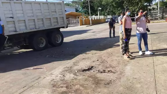 El contenedor construido con malla y madera fue subido a un carro de volteo y trasladado al área de servicios públicos El contenedor construido con malla y madera fue subido a un carro de volteo y trasladado al área de servicios públicos