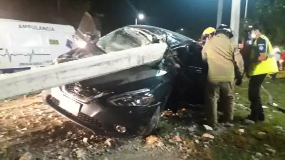 Elementos de CFE llegaron al lugar para atender el problema del poste Elementos de CFE llegaron al lugar para atender el problema del poste