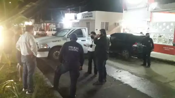 El dueño de la camioneta estacionada exigió la reparación de los daños de su vehículo Foto: José Pacheco