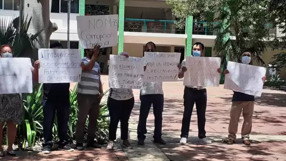 Los docentes de la Uimqroo revelaron que llevan siete años sin aumento salarial, además de exigir la saluda del rector del plantel