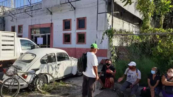 Los trabajadores hicieron un documento a los medios de comunicación en donde piden al gobernador que intervenga Los trabajadores hicieron un documento a los medios de comunicación en donde piden al gobernador que intervenga
