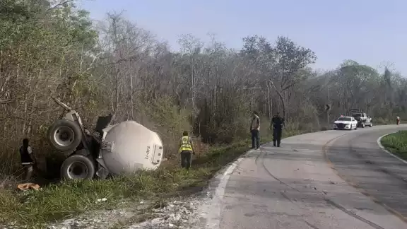 El remolque que cayó quedó tirado a un costado de la vía federal con más de 30 mil litros de combustible El remolque que cayó quedó tirado a un costado de la vía federal con más de 30 mil litros de combustible