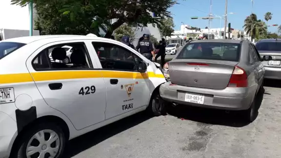 Los vehículos sufrieron daños pero no hubo lesionados Los vehículos sufrieron daños pero no hubo lesionados