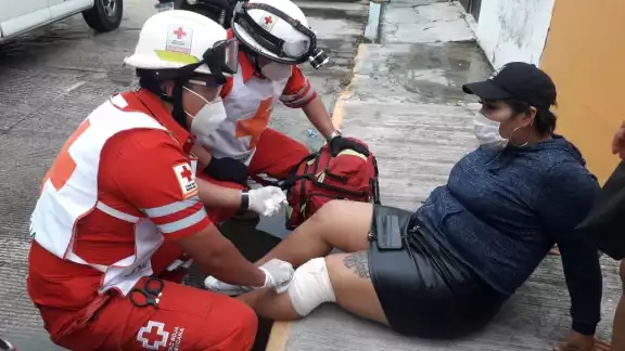 La mujer presentó una herida de 10 cm de largo, de inmediato fue atendida por paramédicos de la Cruz Roja. Foto: José Pacheco La mujer presentó una herida de 10 cm de largo, de inmediato fue atendida por paramédicos de la Cruz Roja. Foto: José Pacheco
