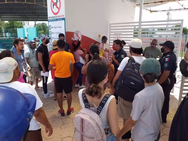 Alguno de los jóvenes en la fila eran de otros municipios de Quintana Roo, como Benito Juárez y Tulum