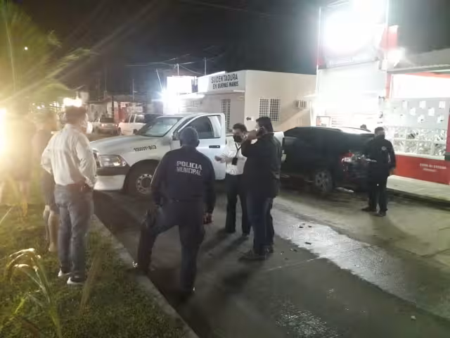 El dueño de la camioneta estacionada exigió la reparación de los daños de su vehículo Foto: José Pacheco