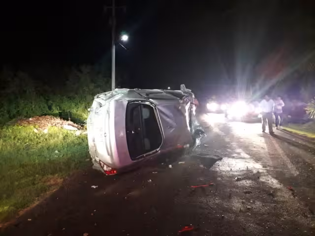 La aparatosa volcadura sucedió en Calderitas, cerca de Chetuma