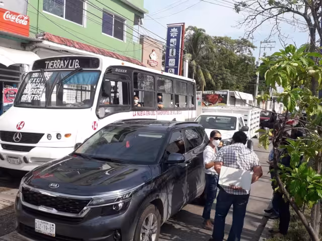 Los conductores se hicieron de palabras hasta que llegaron las aseguradoras Foto: José Pacheco