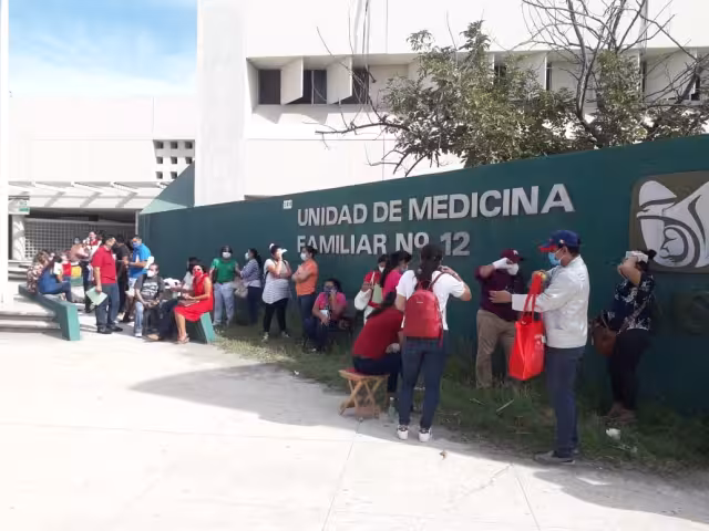 Durante la aplicación de la vacuna se registró retrasos por personal del IMSS