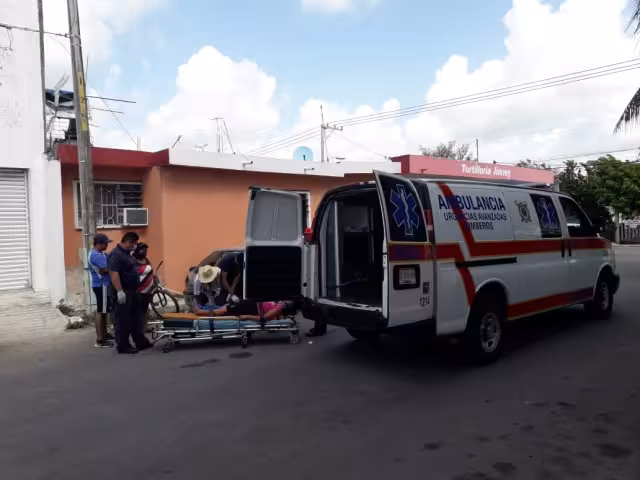 Del golpe, la dama se cayó sobre la carretera resultándose lesionada