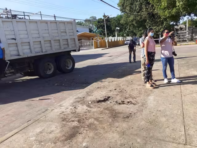 El contenedor construido con malla y madera fue subido a un carro de volteo y trasladado al área de servicios públicos