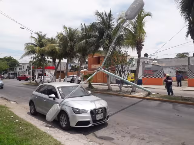 El automóvil sólo presentó algunas rayaduras