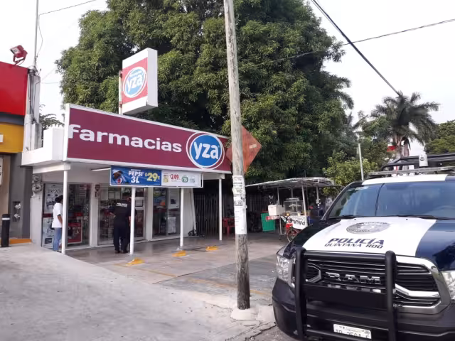 Los delincuentes hicieron un boquete para ingresar a la farmacia, y hasta el momento no hay detenidos. Foto: Ramiro Can
