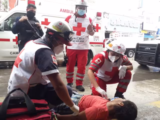 La mujer pidió ayuda a los transeúntes de la zona Foto: José Ramos