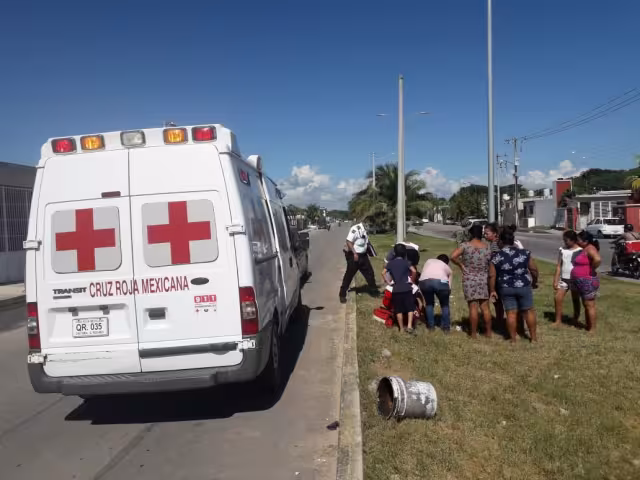 La  adolescente resultó con golpes en las piernas, por lo que fue atendida en el lugar por paramédicos de la Cruz Roja Mexicana