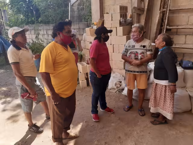 Los abuelitos estuvieron acompañados en todo momento por varios vecinos