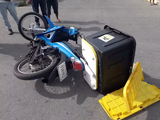 La motocicleta quedo tirada en el asfalto