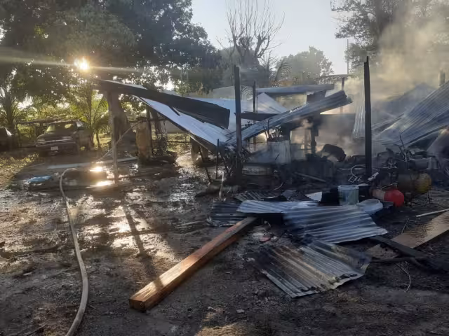 El dueño del inmueble confesó que casi muere en el siniestro, pero logró ponerse a salvo antes de la explosión del coche
