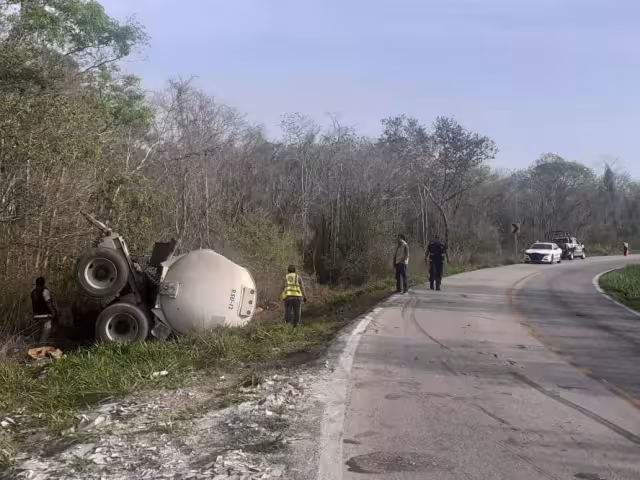 El remolque que cayó quedó tirado a un costado de la vía federal con más de 30 mil litros de combustible