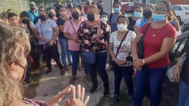 Padres de familia del fraccionamiento Villas de Oriente no abrieron el plantel educativo hasta que se reunieron con personal de la Segey