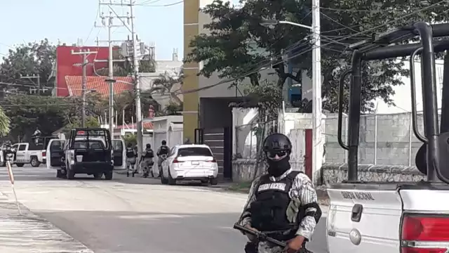 Los oficiales federales cerraron las calles y montaron un cordón de seguridad.