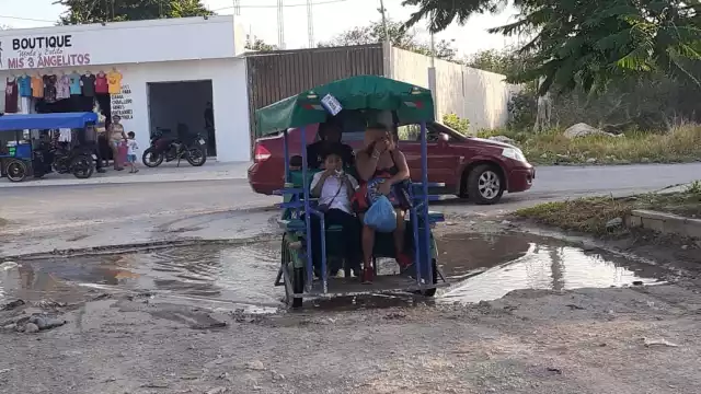 El agua se estanca en los baches, generando moscos