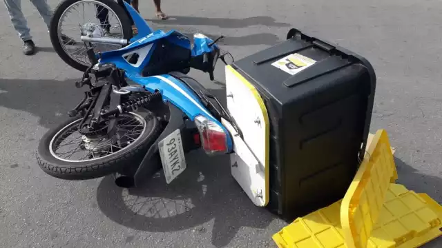 La motocicleta quedo tirada en el asfalto