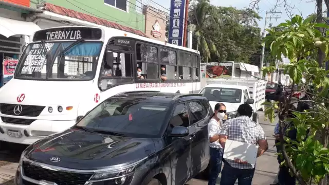 Los conductores se hicieron de palabras hasta que llegaron las aseguradoras Foto: José Pacheco