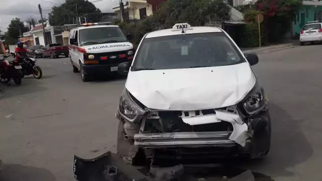 El taxi terminó con daños parciales.