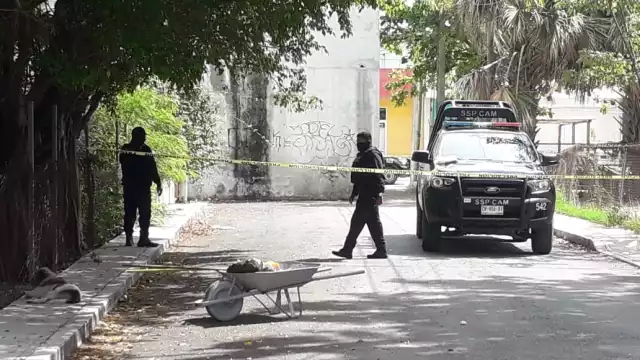 Luego de cometer el acto los presuntos delincuentes colocaron el dinero en una carretilla para después salir huyendo de la zona