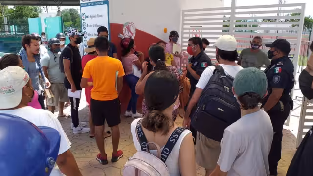 Alguno de los jóvenes en la fila eran de otros municipios de Quintana Roo, como Benito Juárez y Tulum