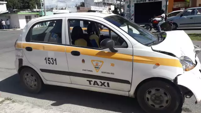 La camioneta se pasó un alto y terminó chocando al taxi con número económico 1531