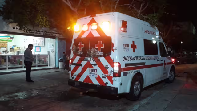 La mujer fue trasladada a un hospital de Ciudad del Carmen para ser atendida Foto: José Pacheco