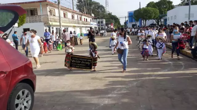 Los contingentes que participaron salieron sobre la Avenida 5 de Mayo, luego subieron sobre la calle Benito Juárez de José María Morelos