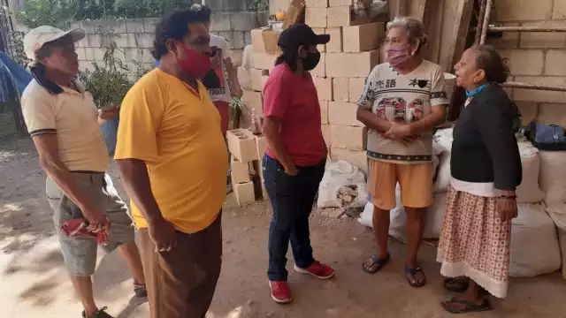 Los abuelitos estuvieron acompañados en todo momento por varios vecinos