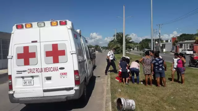 La  adolescente resultó con golpes en las piernas, por lo que fue atendida en el lugar por paramédicos de la Cruz Roja Mexicana