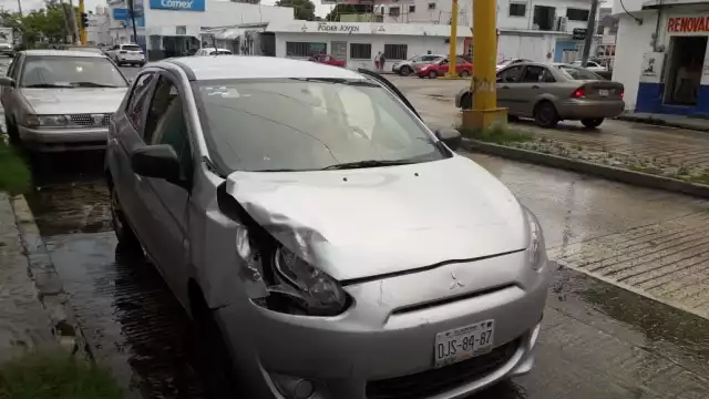 El caos vial propició largas filas de autos en ambos carriles. Foto: José Pacheco