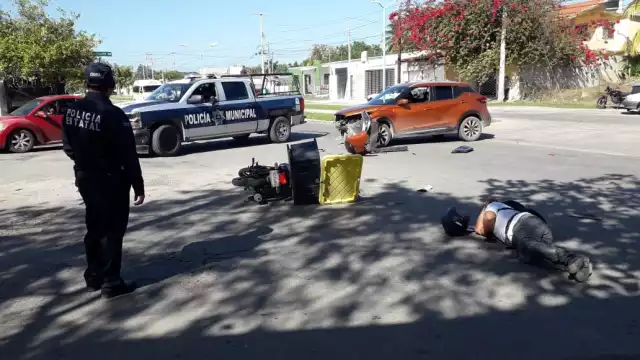 La mujer quedó tendida en el pavimento