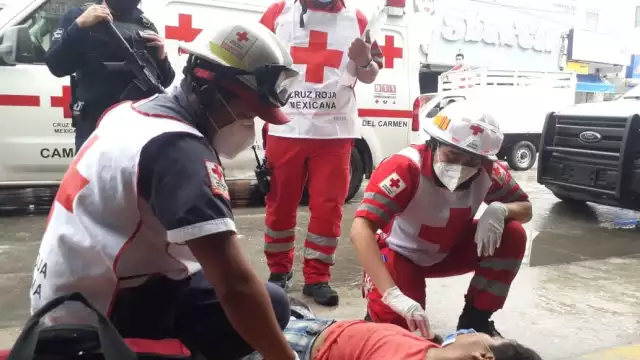 La mujer pidió ayuda a los transeúntes de la zona Foto: José Ramos