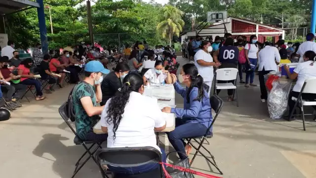 Los módulos de vacunación contra el COVID-10 en José María Morelos lucieron con buena afluencia de personas