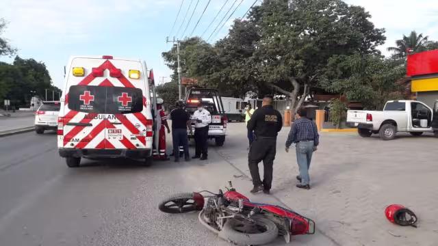 Pareja derrapa en motocicleta por evitar camioneta en Ciudad del Carmen