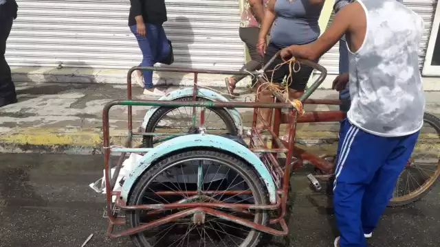 La conductora del triciclo sólo recibió leves golpes, no pasó del susto; no tuvo que ser hospitalizada.