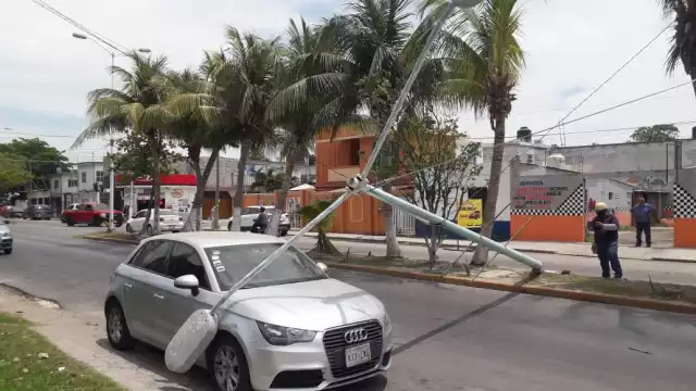 El automóvil sólo presentó algunas rayaduras