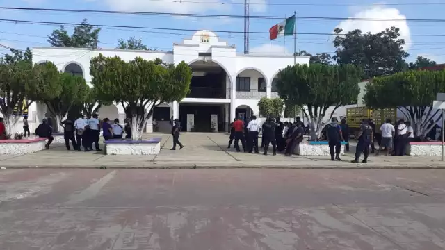 Policías esperaban a la presidenta municipal Dulce Lorena Batun Itzá y al secretario de la comuna